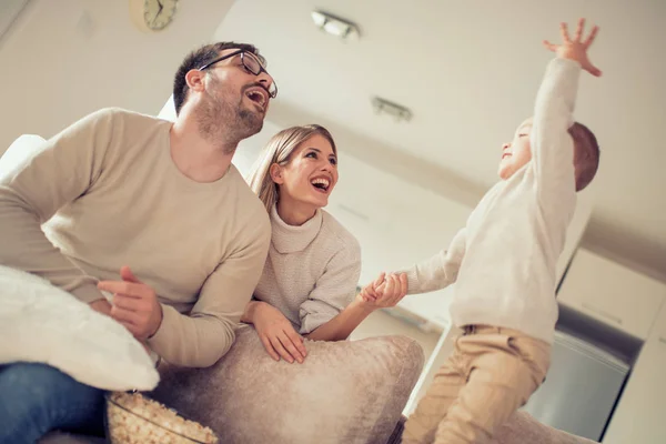 Gelukkige Jonge Familie Kijken Hebben Een Geweldige Tijd Thuis — Stockfoto