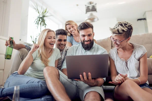 Jovens Amigos Felizes Descansando Casa Navegando Laptop — Fotografia de Stock