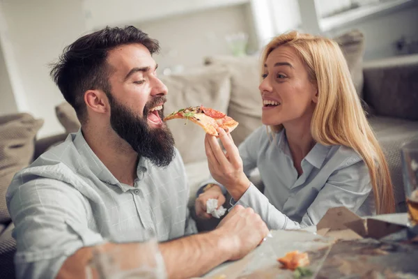 Joven Mujer Alimentación Hombre Por Pizza — Foto de Stock