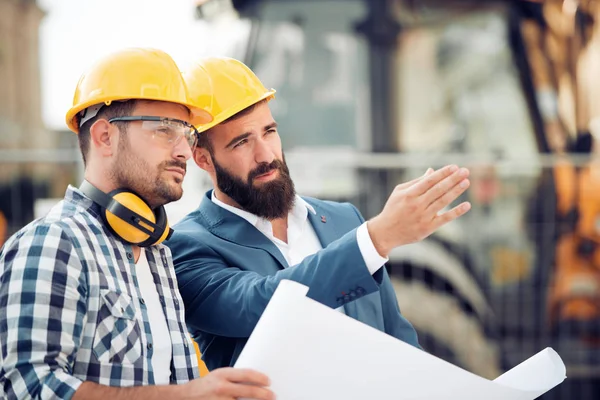 Dos Trabajadores Construcción Que Trabajan Obra —  Fotos de Stock