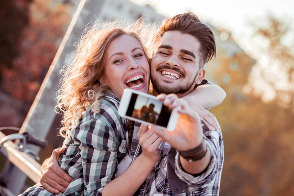 Joven Pareja Amorosa Tomando Selfie Mientras Caminando Ciudad — Foto de Stock