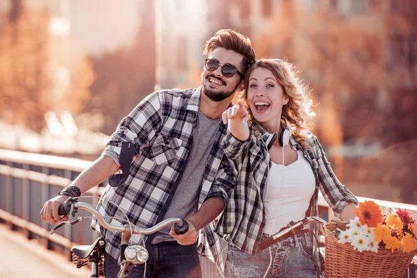 Junges Paar Auf Radtour Sonnigem Tag Der Stadt — Stockfoto
