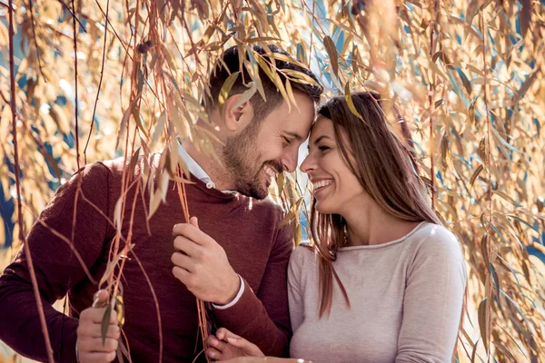 Pareja Joven Enamorada Pie Sobre Hojas Caídas Otoño — Foto de Stock