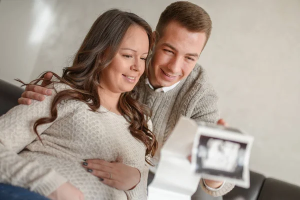 Szczęśliwy Człowiek Dotykając Brzuch Uśmiechający Się Kobieta Ciąży Domu — Zdjęcie stockowe