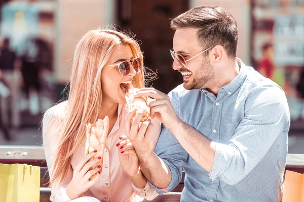 Gelukkige Paar Lachen Eten Van Broodjes — Stockfoto