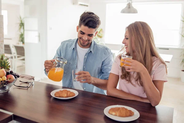 Giovane Coppia Seduta Appartamento Moderno Fare Colazione — Foto Stock