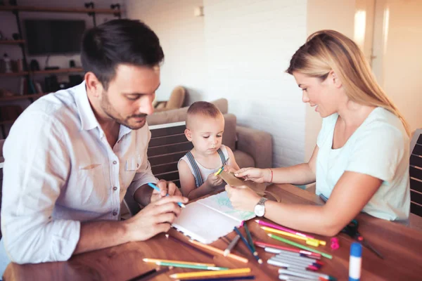 Famille avec pizza dans la cuisine . — Photo