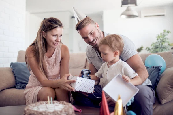 Ajándék Doboz Megnyitása Szülők Születésnapi Kisfiú — Stock Fotó