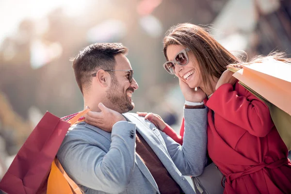 Pareja Joven Sosteniendo Bolsas Compras Después Comprar —  Fotos de Stock