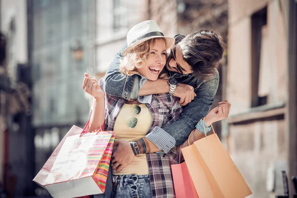 Jovem Casal Abraçando Depois Fazer Compras Cidade — Fotografia de Stock