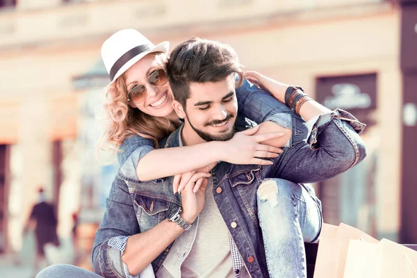 Pareja Joven Abrazándose Ciudad — Foto de Stock