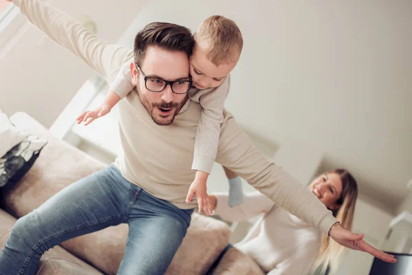 Gelukkige Familie Moeder Vader Spelen Met Zoon Thuis — Stockfoto