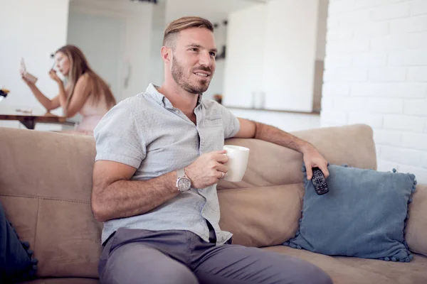 Hombre Beber Café Celebración Control Remoto — Foto de Stock