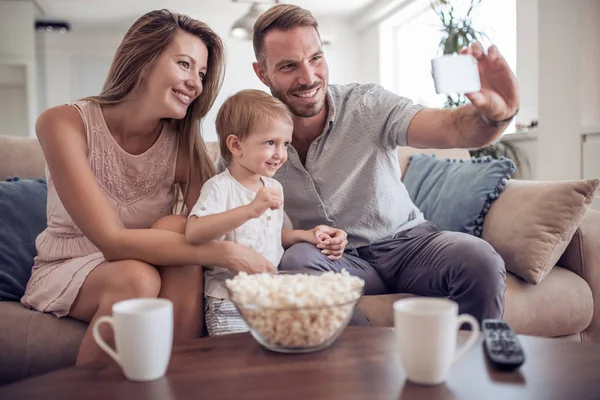 Pareja Feliz Con Chico Tomando Selfie Casa — Foto de Stock