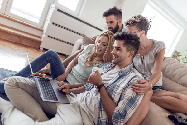 Felices Jóvenes Amigos Descansando Casa Navegando Portátil — Foto de Stock