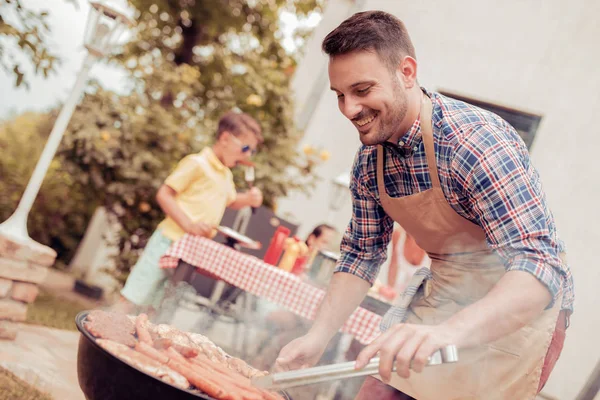 Papà Fare Barbecue Cortile — Foto Stock