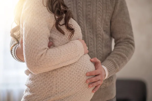 Homem Feliz Tocando Barriga Mulher Grávida Sorridente Sua Casa — Fotografia de Stock