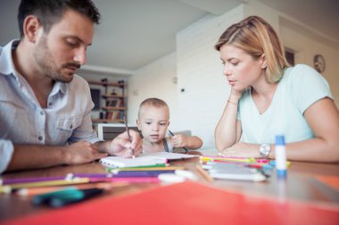 Genç anne-baba ve oğlu oturma odasında çizim.
