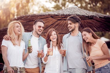 Bir grup arkadaş kumsalda harika vakit geçiriyorlar..