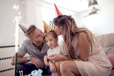 Kutlama, Aile, tatil ve doğum günü kavramı mutlu aile çocuk şapka ve evde pasta