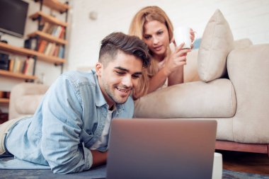 İki laptop kendi oturma odasında bir film izlerken. Aşk, teknoloji, internet ve insan kavramı.
