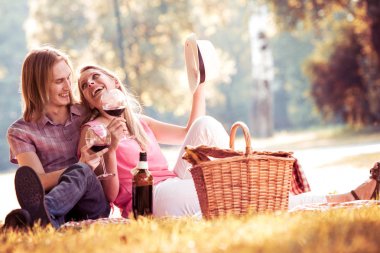 Piknik ve tatma tatil, eğlence ve insanlar kavramı mutlu güzel gülümseyen bir çift şarap.