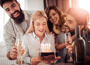 Doğum günü pastası mumlar üfleme arkadaş grubu.