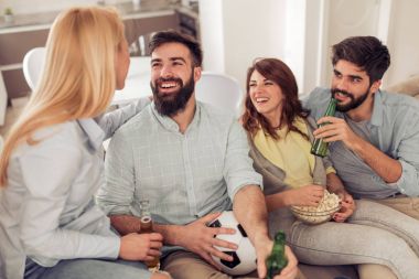 Neşeli grup arkadaşıyla futbol oyunu Tv.Sport, insanlar, arkadaşlık ve eğlence kavramı üzerinde izlerken.