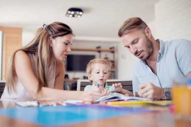 Aile çizim birlikte evde oturma odasında gülümseyen.
