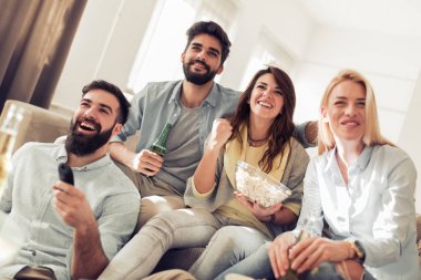 arkadaşlar televizyonda futbol maç izlerken neşeli grup.