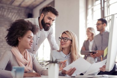 İş ortakları, birlikte çalışan onlar modern ofiste çalışıyoruz.