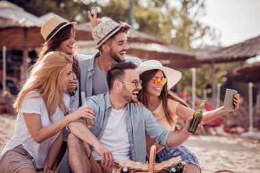 Yaz tatili, tatil, mutlu ve insanlar kavramı-selfie tablet ile sahilde alarak arkadaş grubu.
