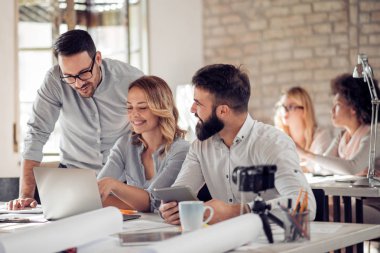 ofiste çalışan başarılı iş grubu.