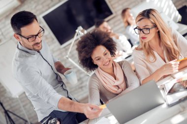 ofiste çalışan başarılı iş grubu.