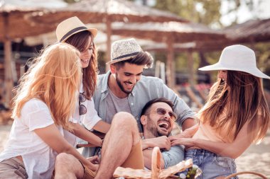 Yaz, tatil, tatil ve mutluluk kavramı-grup arkadaşıyla kumsalda eğleniyor.