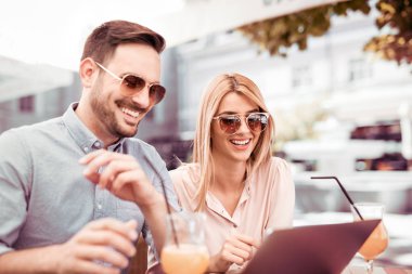 Kahve ve konuşma zevk bir kafede oturan güzel sevgi dolu Çift. 