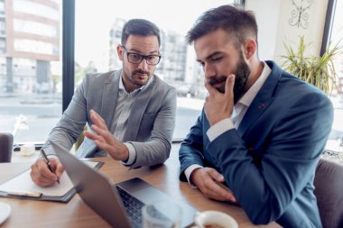 Portre portre iki kişinin iş tartışma üstünde laptop.