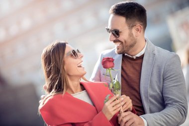 Mutlu genç Romantik Çift çiçek şehirde. Sevgililer Hediyelik konsepti.
