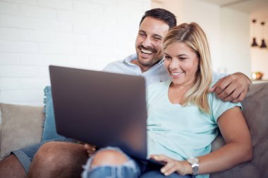 modern bir oturma odasında otururken bir favori film izlerken mutlu genç Çift.