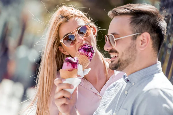 Joven Hermosa Pareja Enamorada Comiendo Helado Sonriendo Después Compras — Foto de Stock