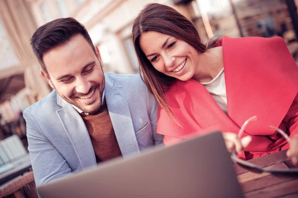 Vacaciones Ciudad Citas Tecnología Concepto Pareja Con Ordenador Portátil Cafetería — Foto de Stock