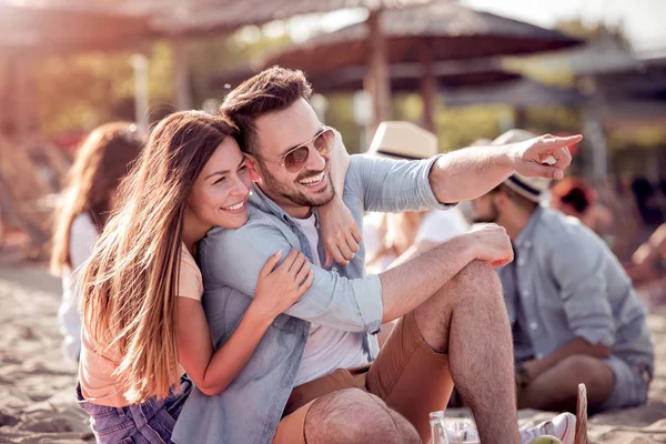 Retrato Pareja Feliz Juntos Playa Divirtiéndose Hombre Muestra Algo Una —  Fotos de Stock