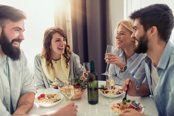 Mosolyogva Meg Ebédelni Együtt Otthon Ember Étel Ital Szórakozás Ünnepek — Stock Fotó