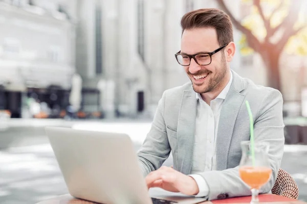 Knappe Zakenman Zittend Restaurant Bezig Met Zijn Laptop Drink Sap — Stockfoto