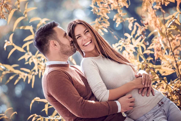 Young Liefdevolle Paar Het Park Een Zonnige Herfstdag — Stockfoto