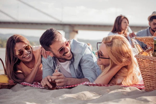 Vänner Att Kul Stranden Bra Tid Tillsammans — Stockfoto