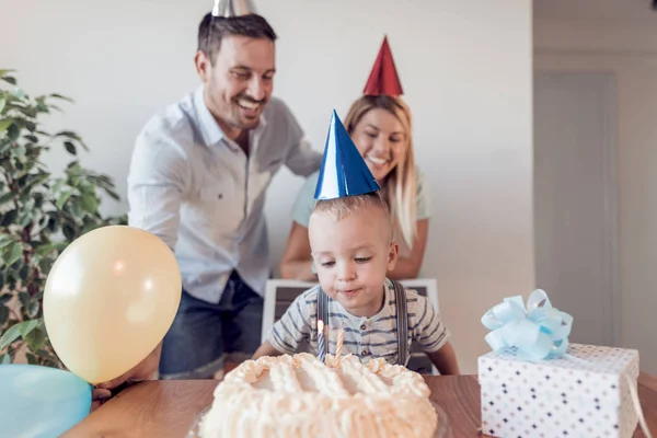 Menino comemorando aniversário e soprando velas . — Fotografia de Stock