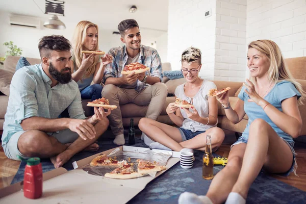 Skupina Hravé Mladých Lidí Jíst Pizzu Zároveň Baví Spolu — Stock fotografie
