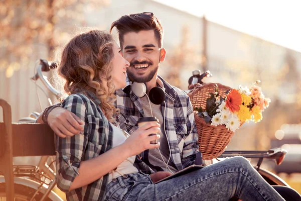 Young Loving Couple Sitting Park Bench Having Fun Tablet Love — Stock Photo, Image