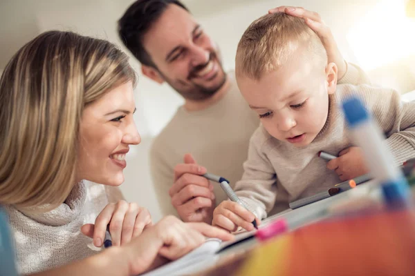 Bébé Garçon Dessin Avec Crayons Couleur Avec Ses Parents — Photo